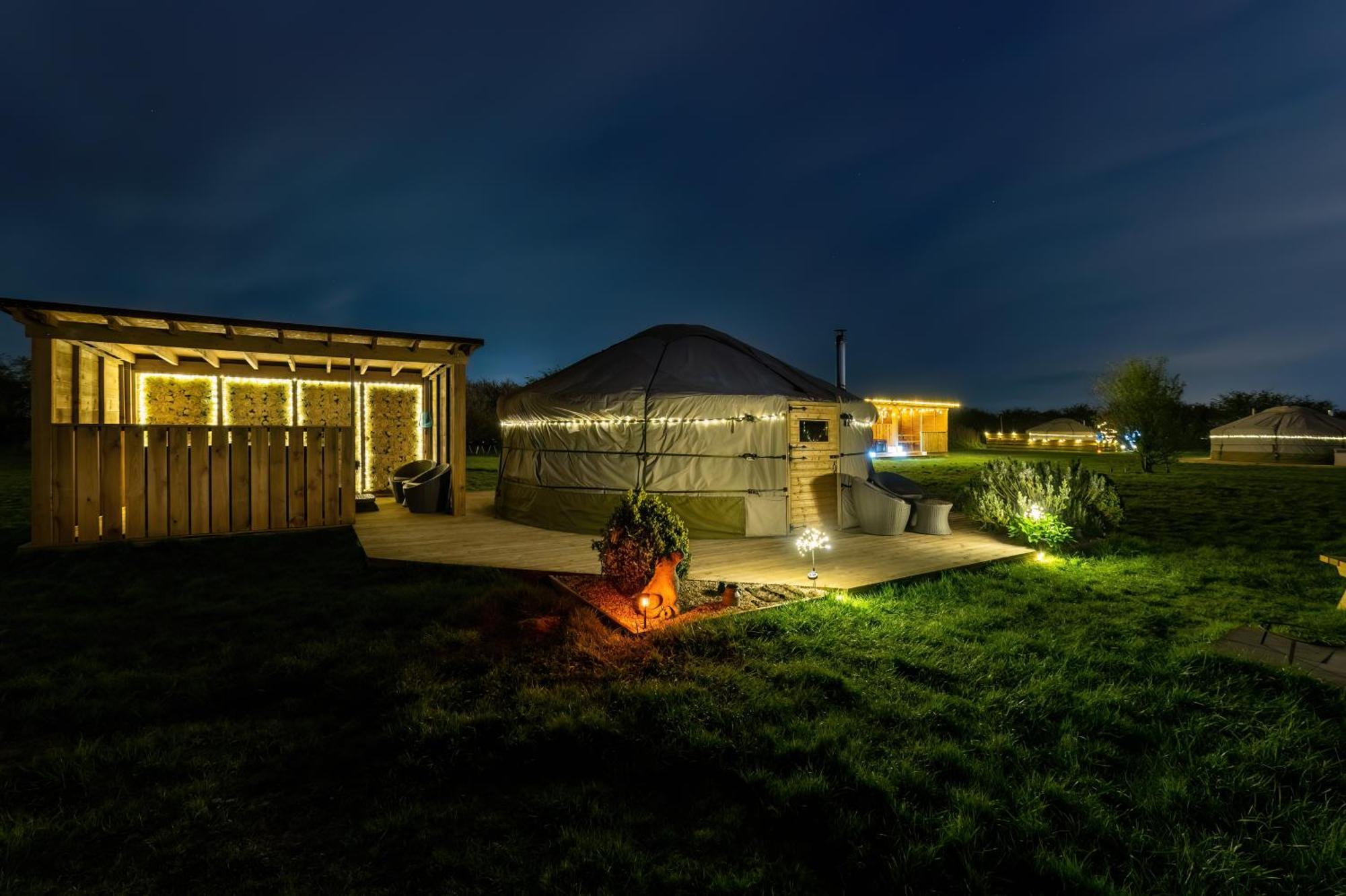 Lincoln Yurts Hotel Buitenkant foto